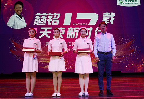 北京公司常務(wù)副總經(jīng)理張碩為二等獎獲得者——上地分院唐艷春、雍和宮分院康延飛頒獎圖片.jpg