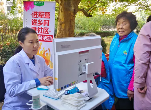 2韓小紅博士帶領慈銘醫(yī)生團隊進社區(qū)義診.jpg